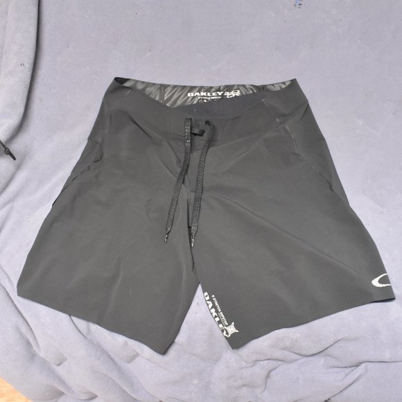 OAKLEY BLADE 4 BOARDSHORTS WITH COMPRESSION LINER BLACK US MEN'S PREOWNED - Picture 2 of 11